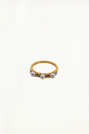 SPARKLY PEARL BAND RING