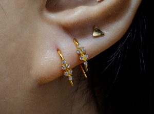 ELLIPTICAL CLUSTER THREADER EARRINGS - Image 3