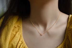 SPARKLING DAISY NECKLACE - Image 2