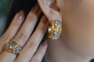 HAMMERED ROUND GLASS EARRINGS - Image 2