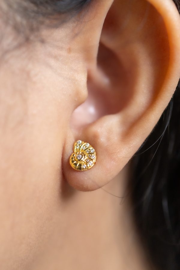SPARKLING SEASHELL STUD EARRINGS