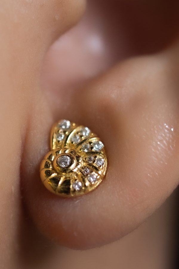 SPARKLING SEASHELL STUD EARRINGS
