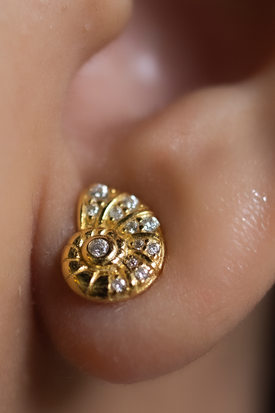 SPARKLING SEASHELL STUD EARRINGS - Image 3
