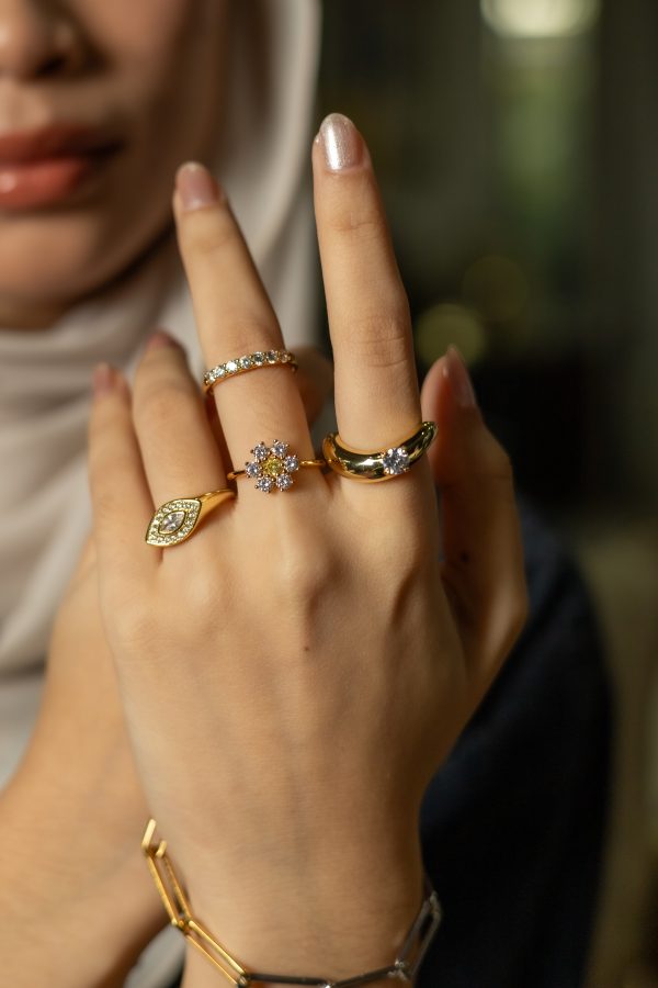 SPARKLING DAISY RING