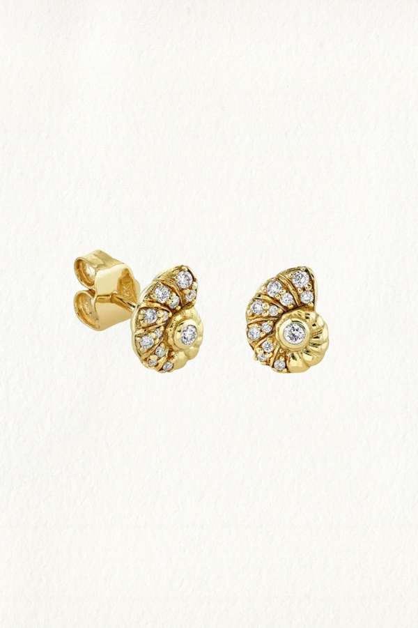 SPARKLING SEASHELL STUD EARRINGS